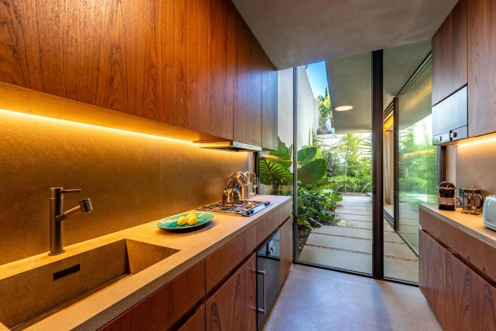 Sacramento House photo 3
