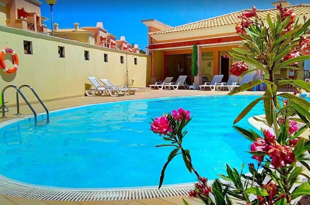 Sesimbra Sea Apartment with Pool & Gym near Lisbon — photo 1