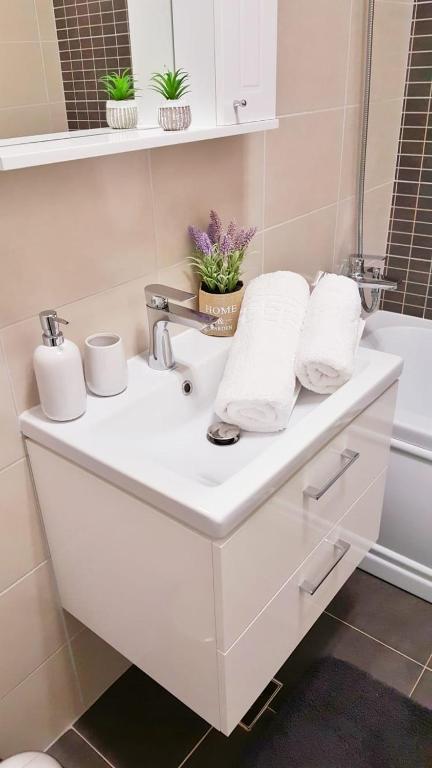Sunrise apartment - Central 2 Bedrooms & free parking photo 3