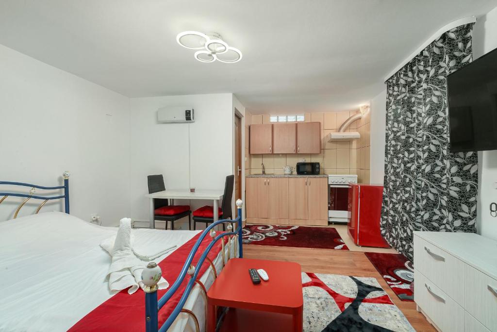 Stone Gate Apartment #3 — photo 1