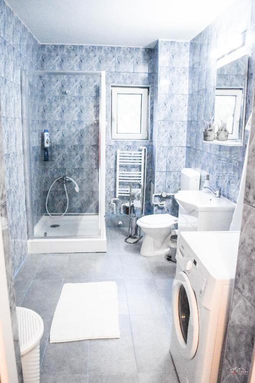 Spacious and cozy 3BD+Terrace Couples Apartment photo 3