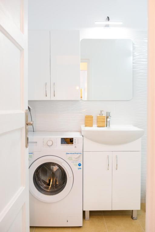 Central Luxury Flat with Terrace - Adela Accommodation - Ideal for long stays photo 3