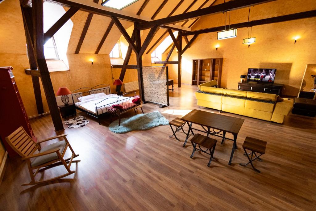 The Attic - Large Open-Space in the Old Town of Brasov photo 2