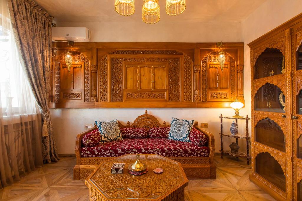 Hidden Gem Antique Apartment with City Views photo 2