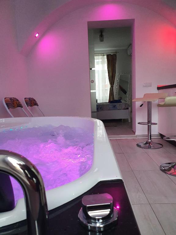 White House & Jacuzzi photo 3