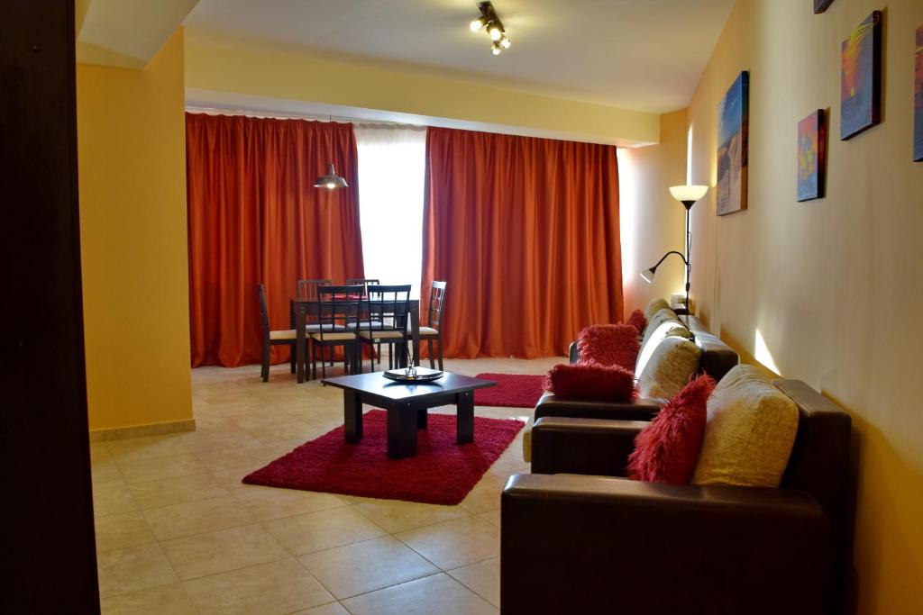 Summerland Lake Apartment — photo 1