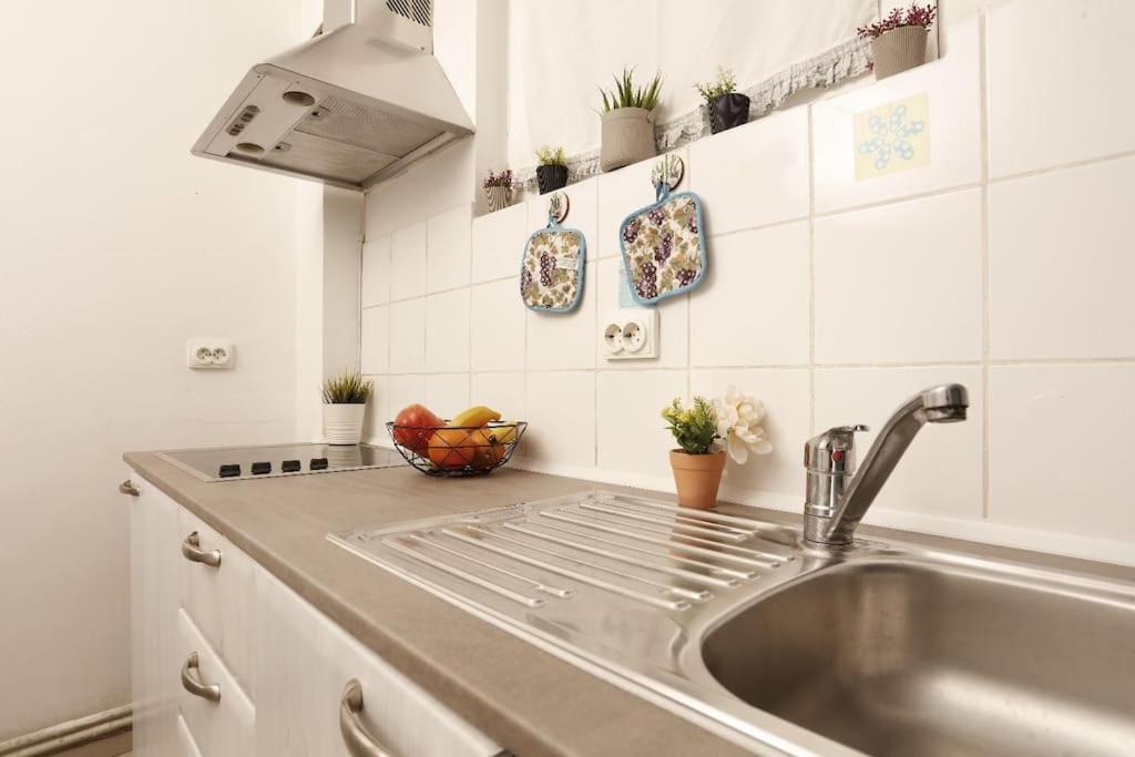 1 bdrm apartment in city center photo 3