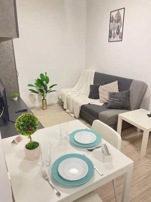 Sunlit Shelter * Ideal Location! Free Parking — photo 1