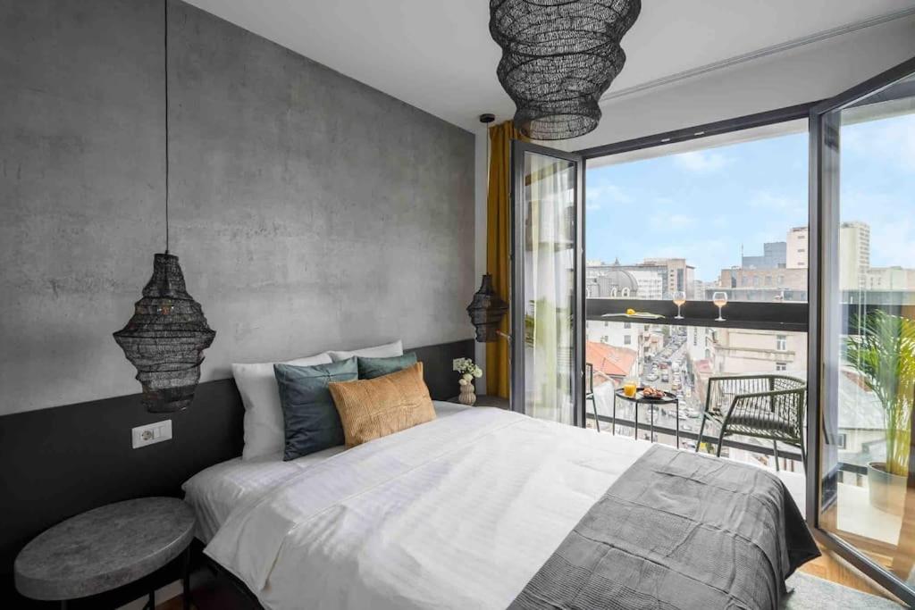 Superb Views 2BR Flat + Balcony — photo 1