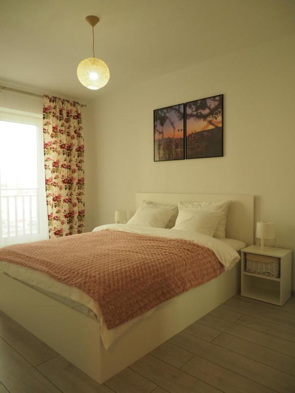 Stil Apartment Coresi near City Center Free Parking photo 2