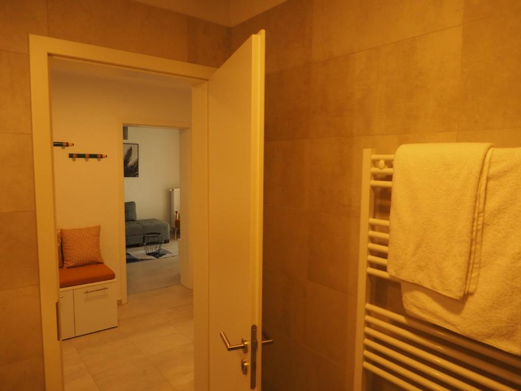 Stil Apartment Coresi near City Center Free Parking photo 3