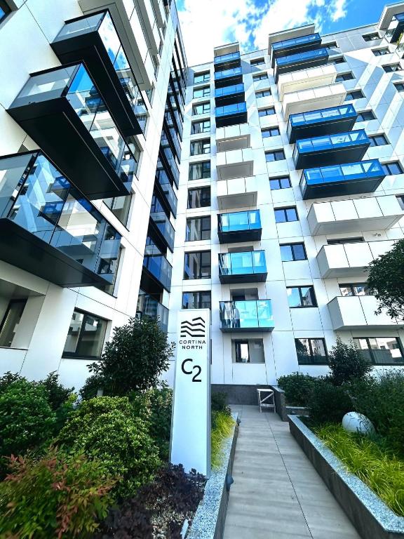 Cortina North New Luxury Apartment with Parking- Self Check in — photo 1