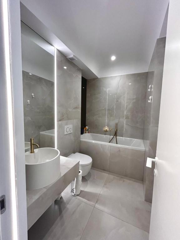 Cortina North New Luxury Apartment with Parking- Self Check in photo 2