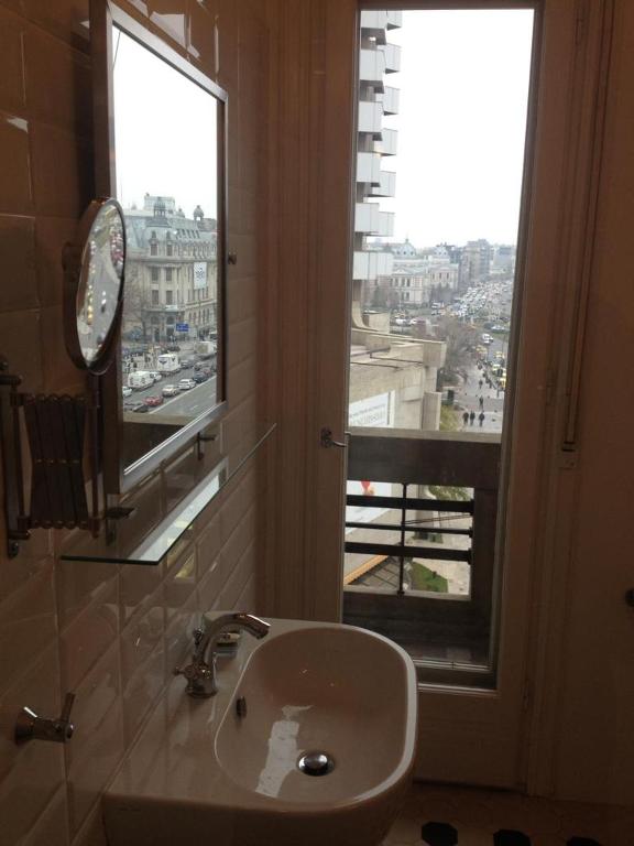 Central Studio Across from Intercontinental photo 3