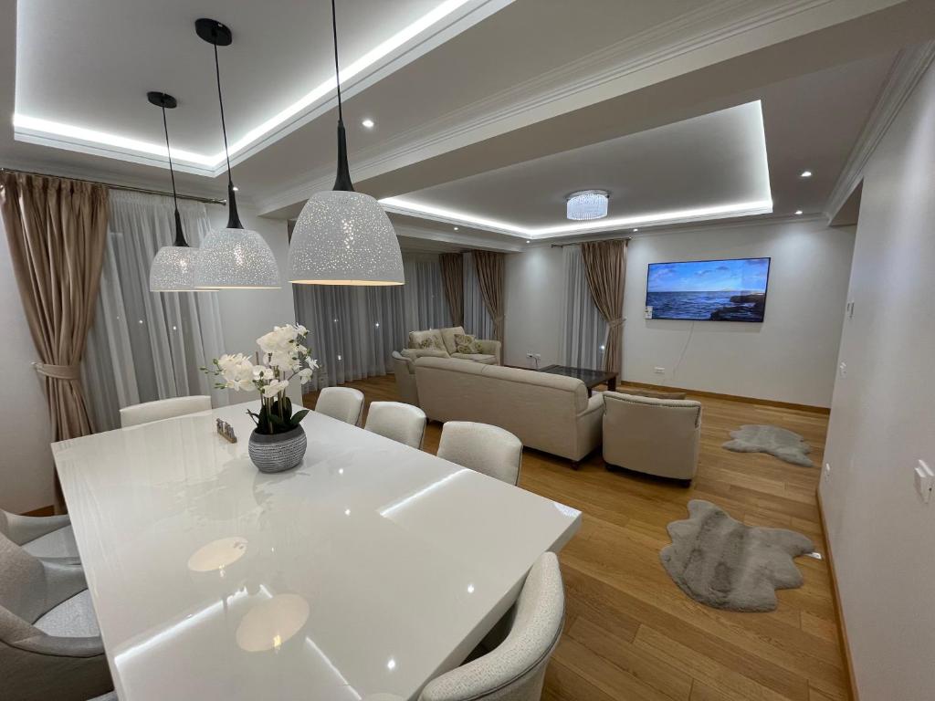 Sunny house — photo 1