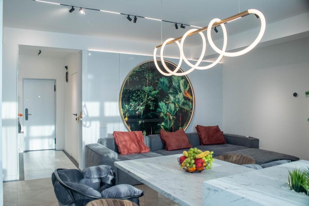 White Residence photo 2