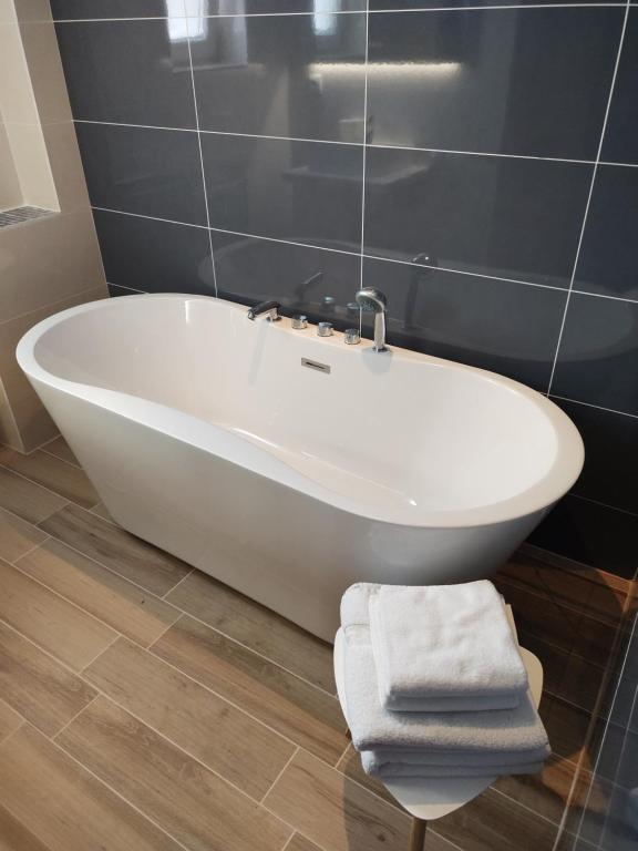 Wenie Apartment by EasyBucharest photo 3