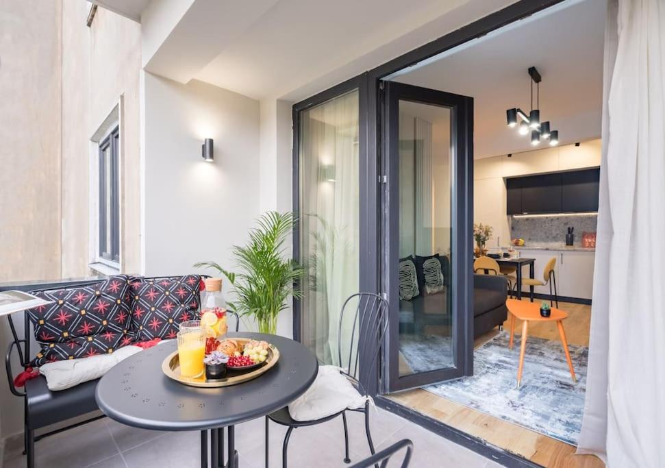 Sunny 2BR Flat - Top Location - Charming Balcony — photo 1