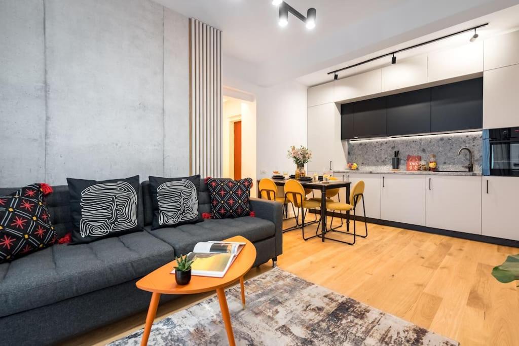 Sunny 2BR Flat - Top Location - Charming Balcony photo 3