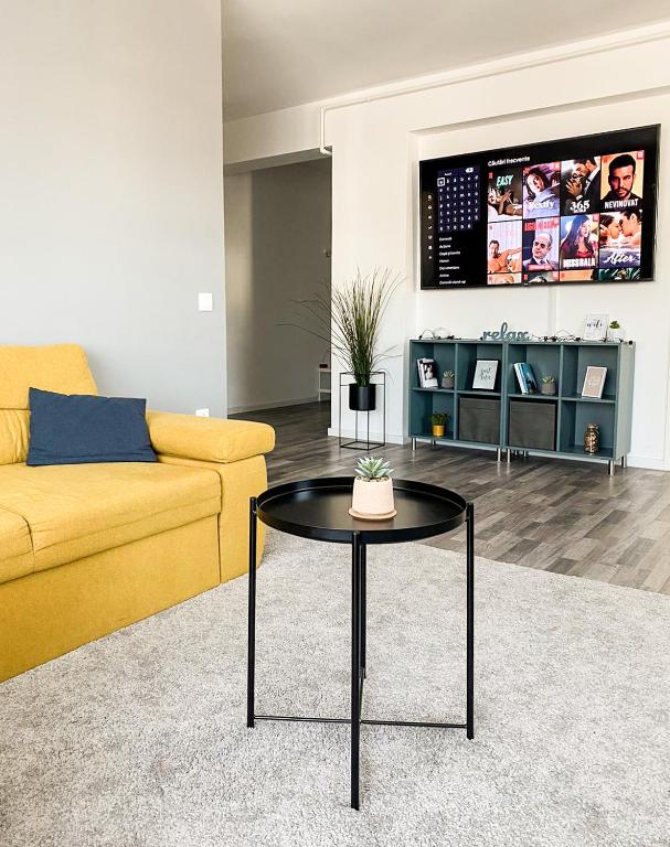 Sunlit Modern Apartment with Fast WiFi Self Check in Free Parking — photo 1