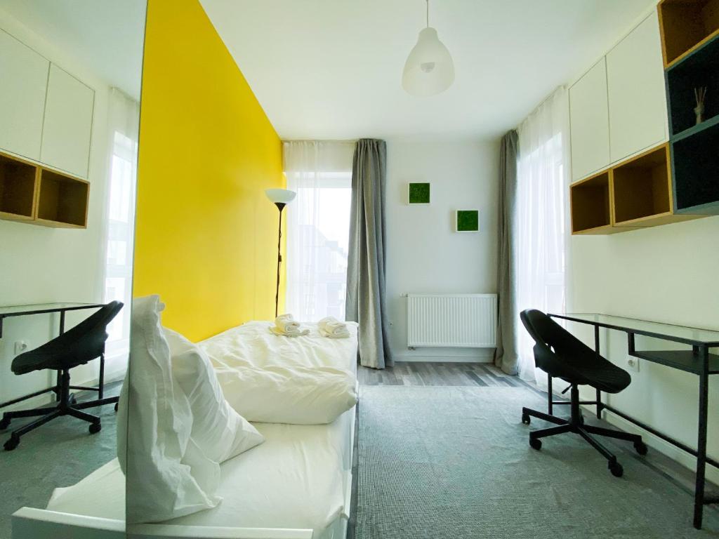 Sunlit Modern Apartment with Fast WiFi Self Check in Free Parking photo 2