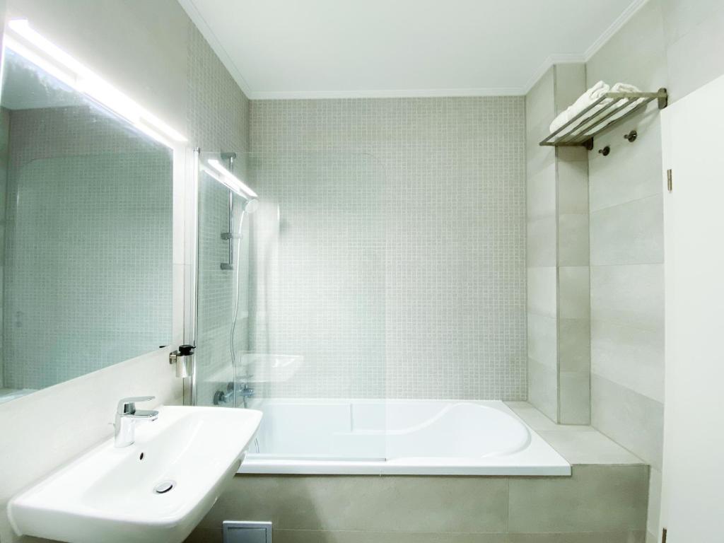 Sunlit Modern Apartment with Fast WiFi Self Check in Free Parking photo 3