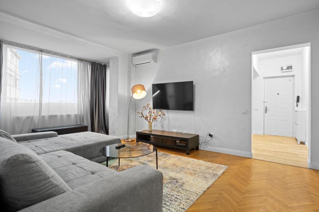 New Luxurious Central Apartment with Park View — photo 1