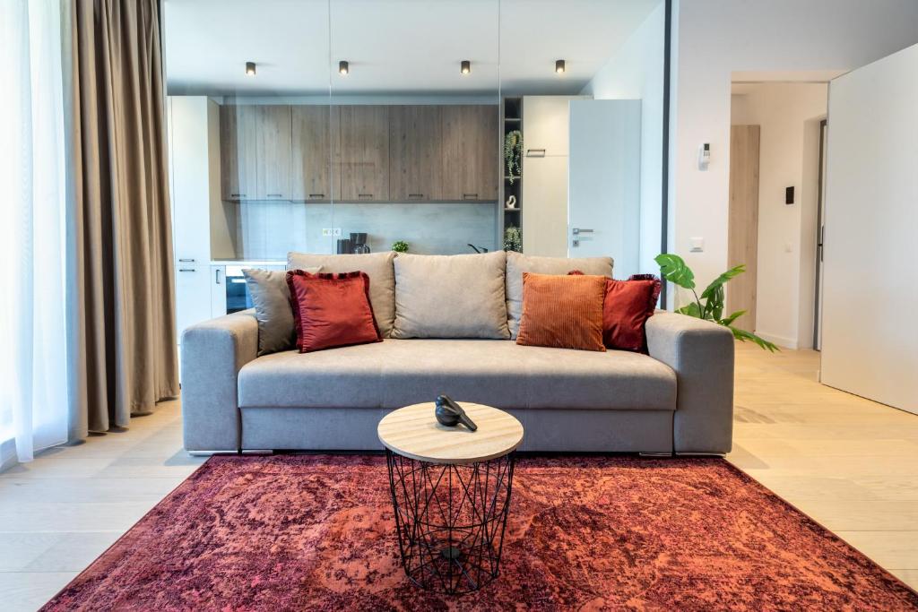 Stylish 1BR Apartment with Balcony in Vibrant Business Area photo 2