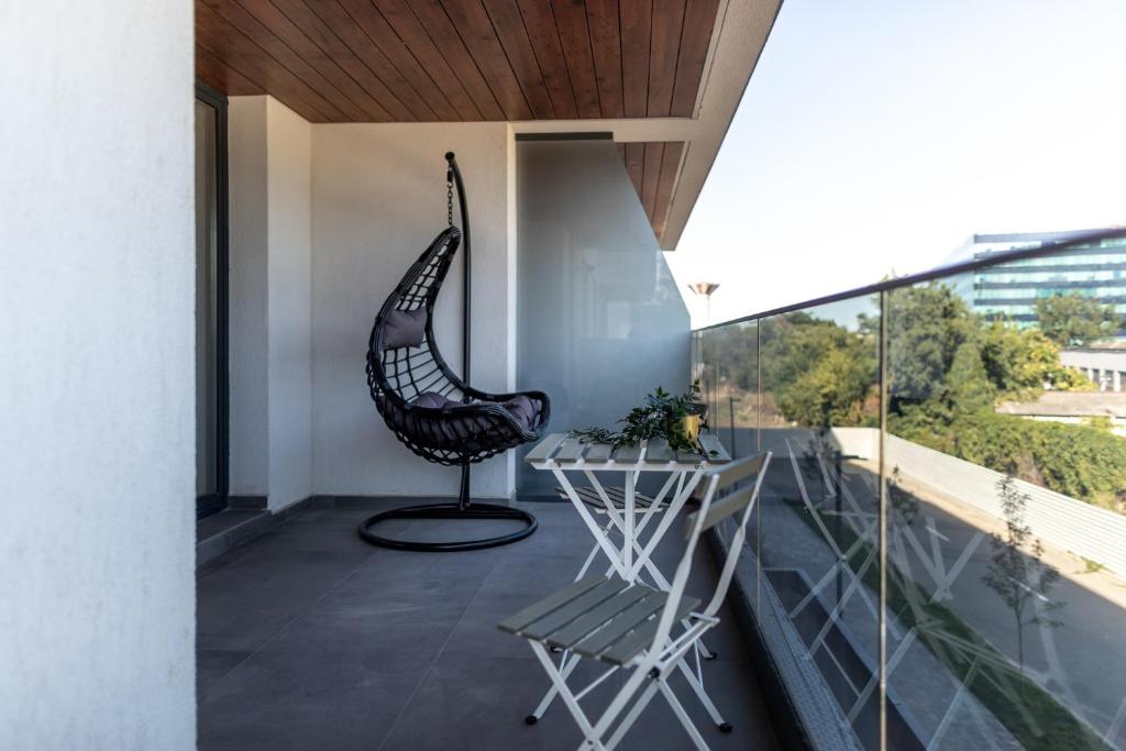 Stylish 1BR Apartment with Balcony in Vibrant Business Area photo 3