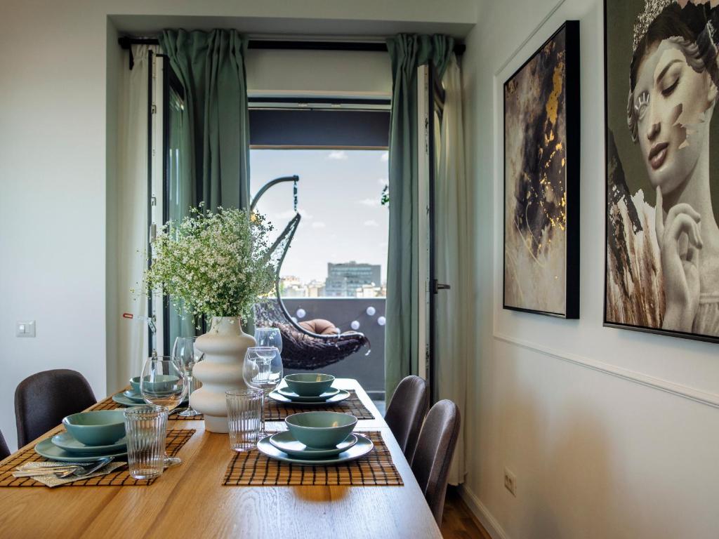 Sunny 3BR Midtown Flat - Amazing View Balcony — photo 1