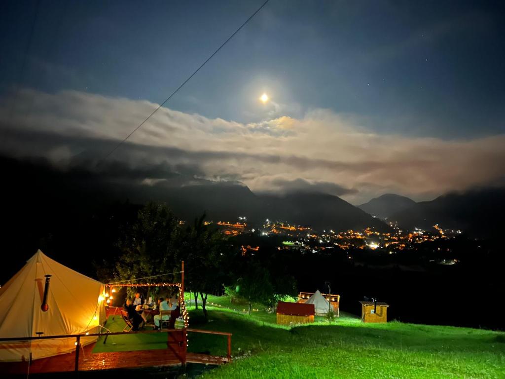 Rucăr Glamping Village photo 3