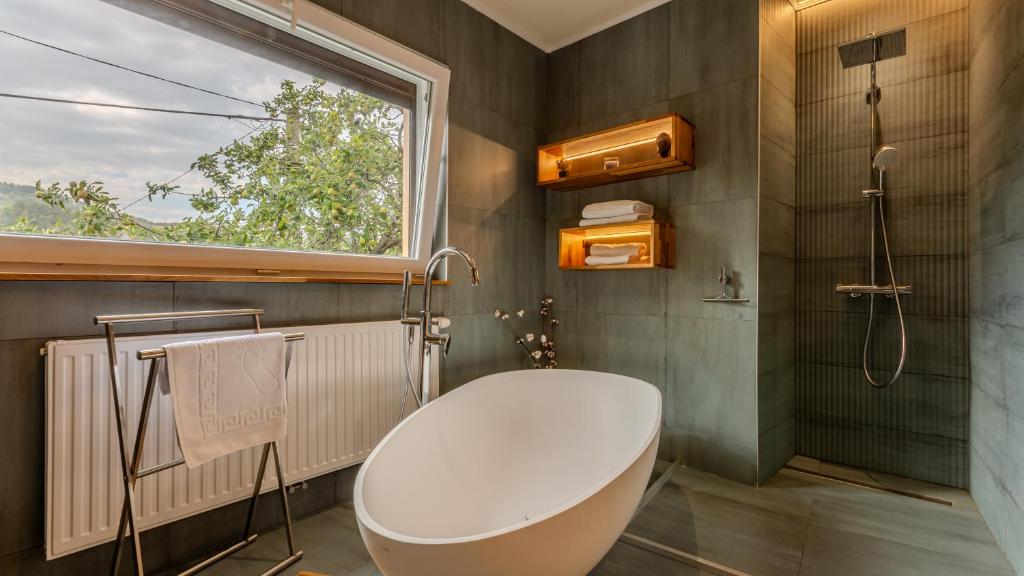 LAGOM - Hot Tub Hideout photo 3