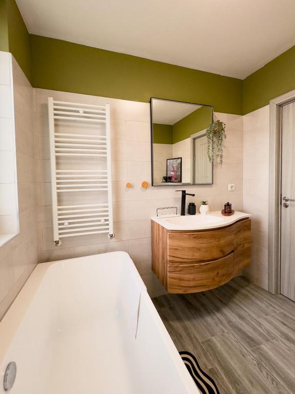Rhapsody Home - Urban quiet area with Parking&King Bed&Balcony photo 3