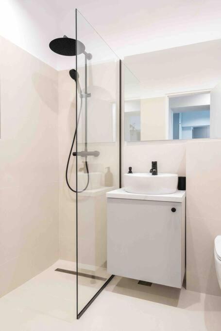 Sunny 2BR Flat - Top Location - 3 Balconies photo 2