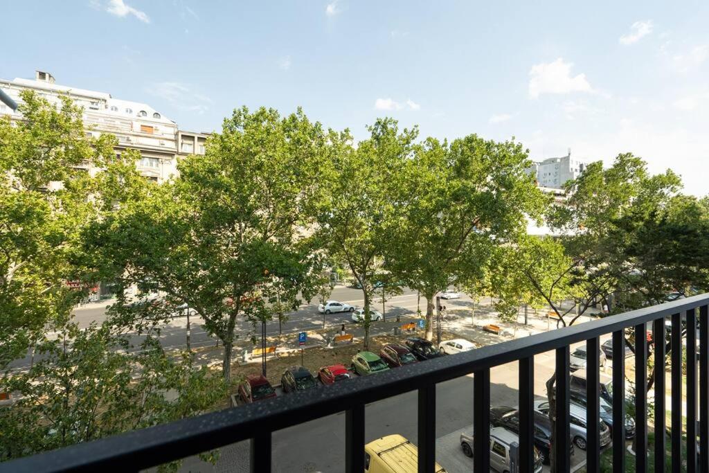 Sunny 2BR Flat - Top Location - 3 Balconies photo 3