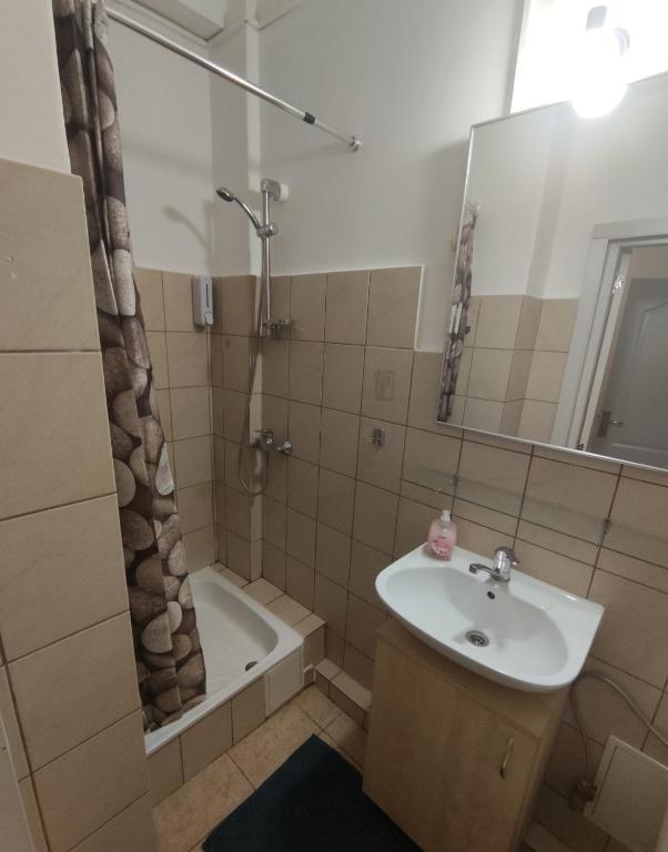 Christie's 3 central apartment to Bucarest photo 3