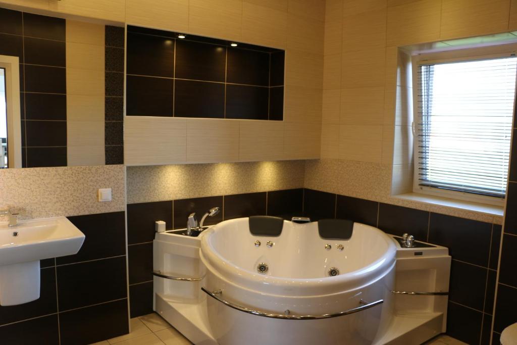 Sanderson Apartments photo 3