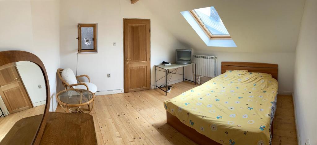 Rustic Room next to beach photo 2