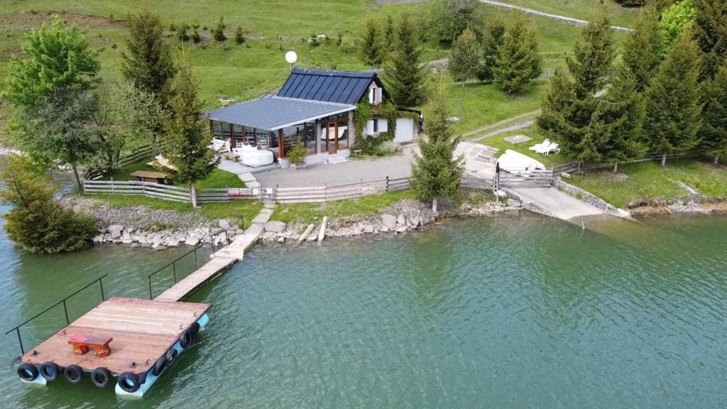 Traditional Casa Pescarului langa lac cu ponton — photo 1