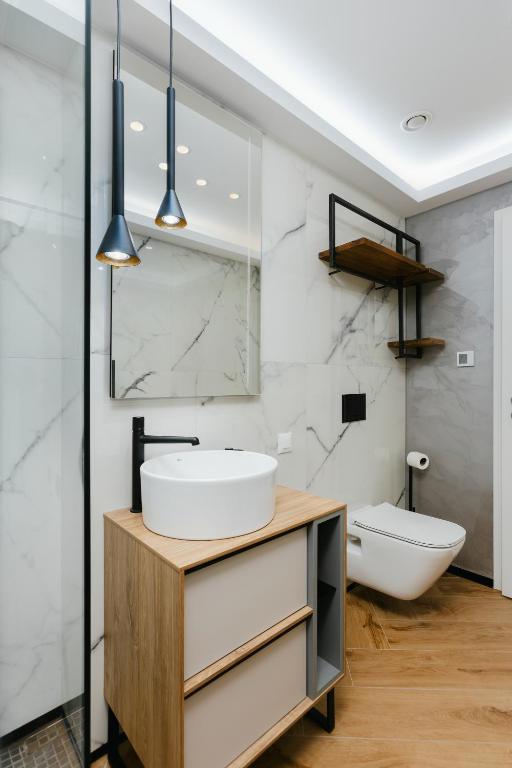 The Forest - Luxe Central Apt with free secured parking photo 2