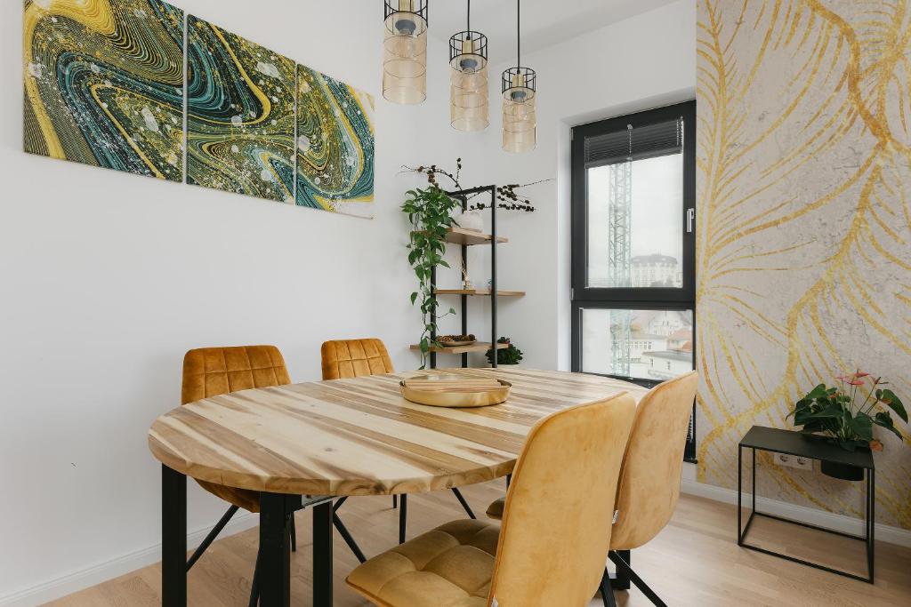 The Forest - Luxe Central Apt with free secured parking photo 3