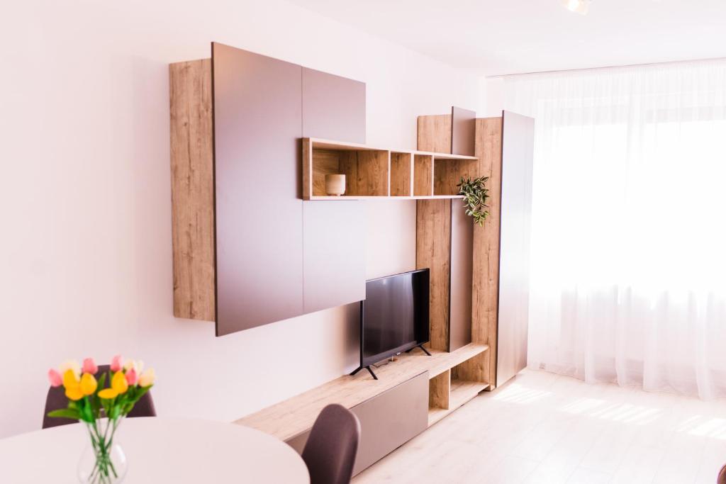 Riverside White Apartment — photo 1