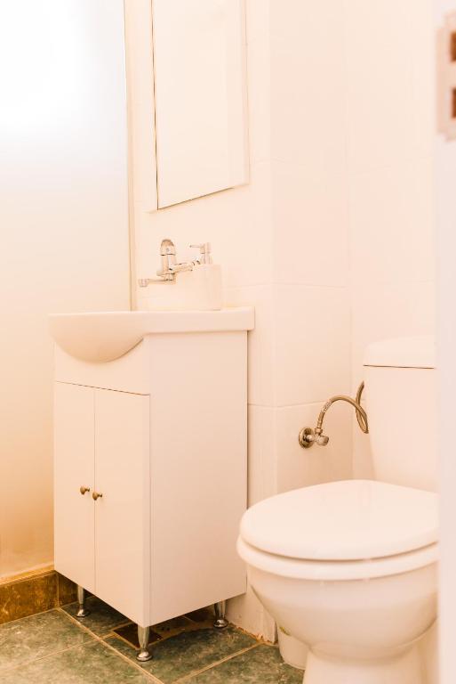Riverside White Apartment photo 3