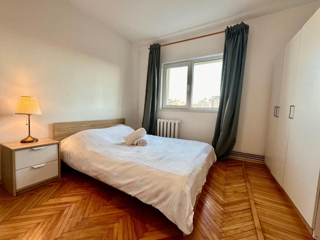 Sunny Two Bedroom Apartment — photo 1