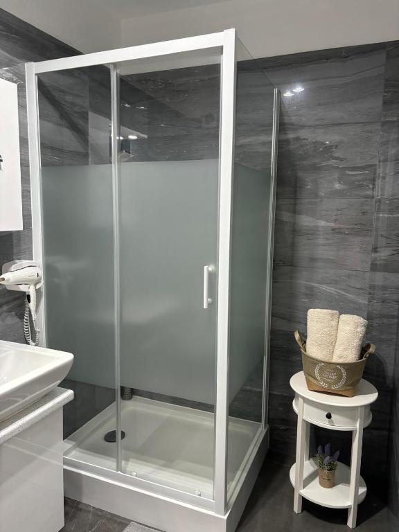 White DeLuxe Apartment photo 3
