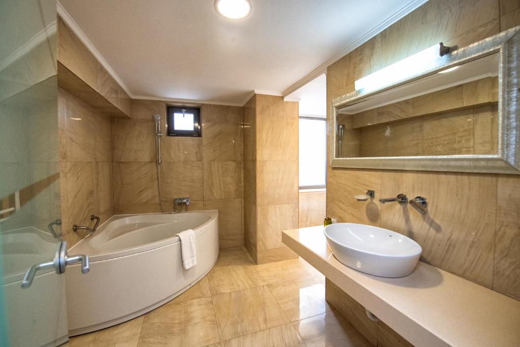 Hotel Roman by Dumbrava Business Resort photo 3