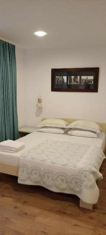 Theo House photo 2