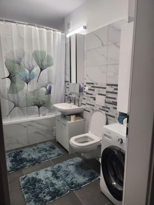 Kriss Studio-Classy White Apartment photo 3