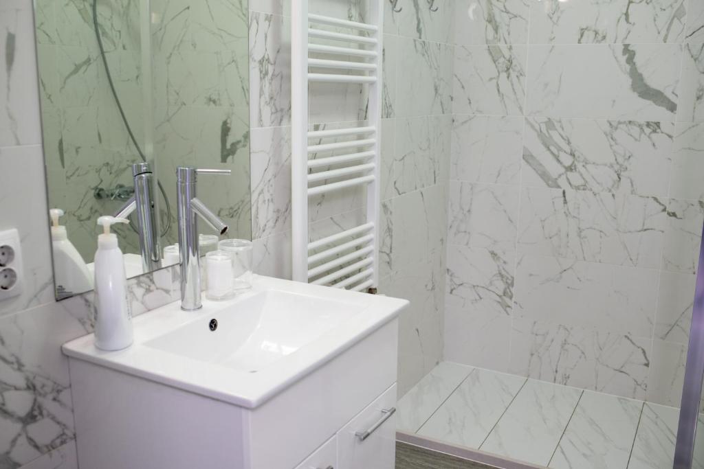 Thome White Flat Smart Budget City Stay photo 3