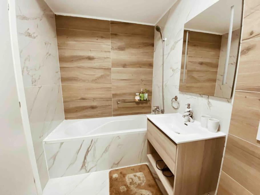 Serene Ambiance Amazing 1BR with private parking photo 3